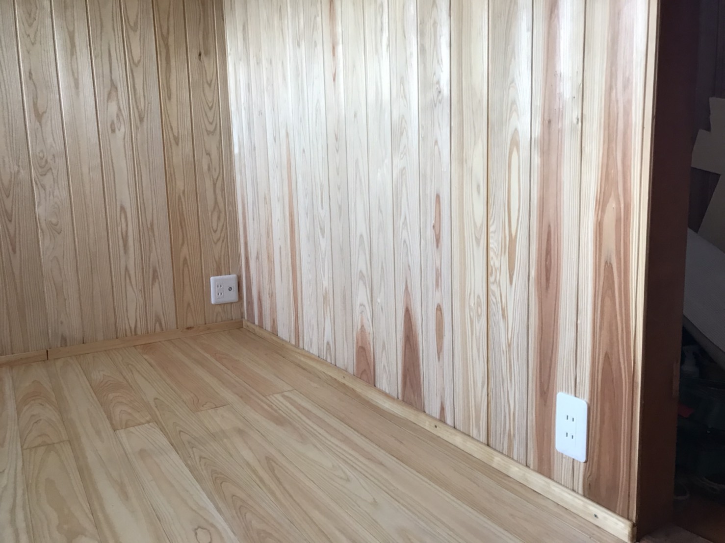施工例165】壁と床のリフォーム〜杉羽目板・無節〜 | 羽目板屋