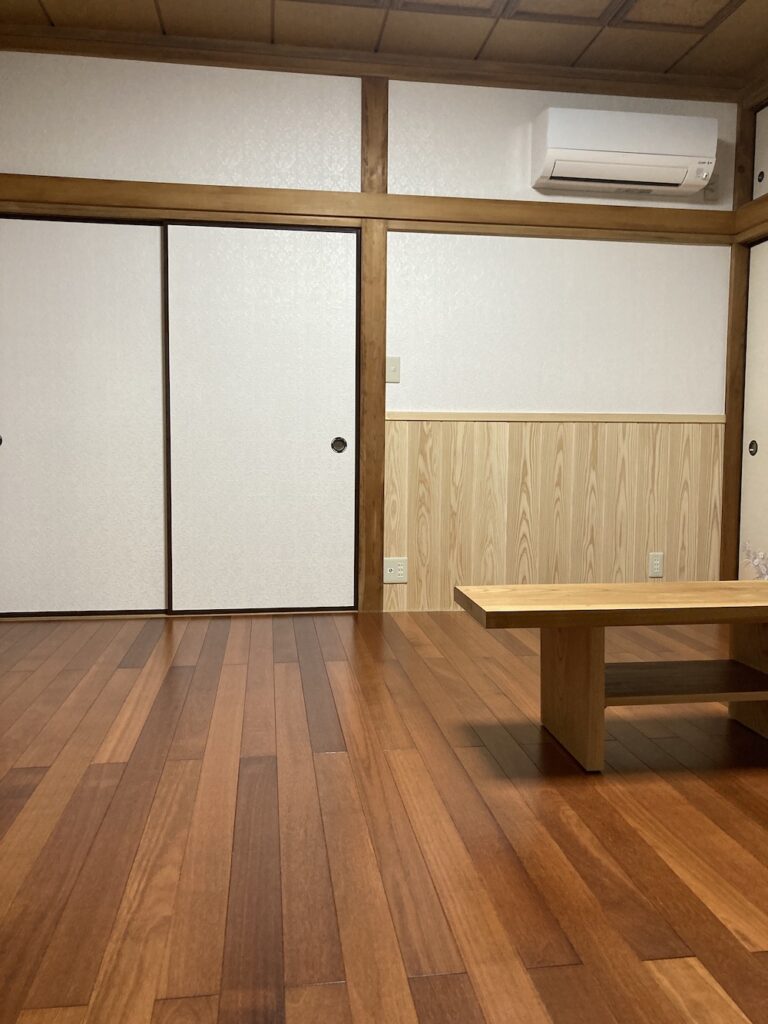 和室から洋室へリフォーム事例。杉（純白）の羽目板の腰壁で施工【施工例238】