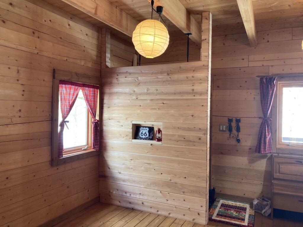 本格的なDIYで玄関に仕切りを設置｜杉羽目板節あり商品を使用【施工事例268】